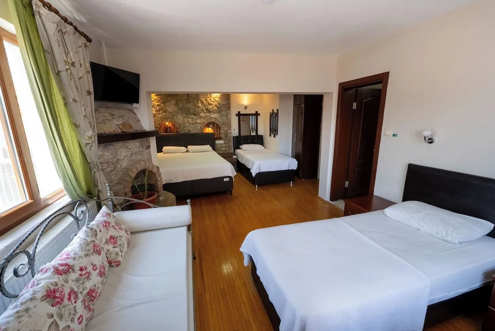 Dört Kişilik Oda, Kısmi Göl Manzaralı