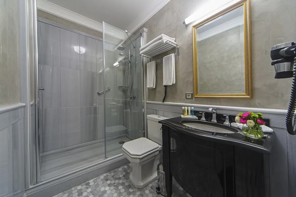 Deluxe Oda, 1 En Büyük (King) Boy Yatak