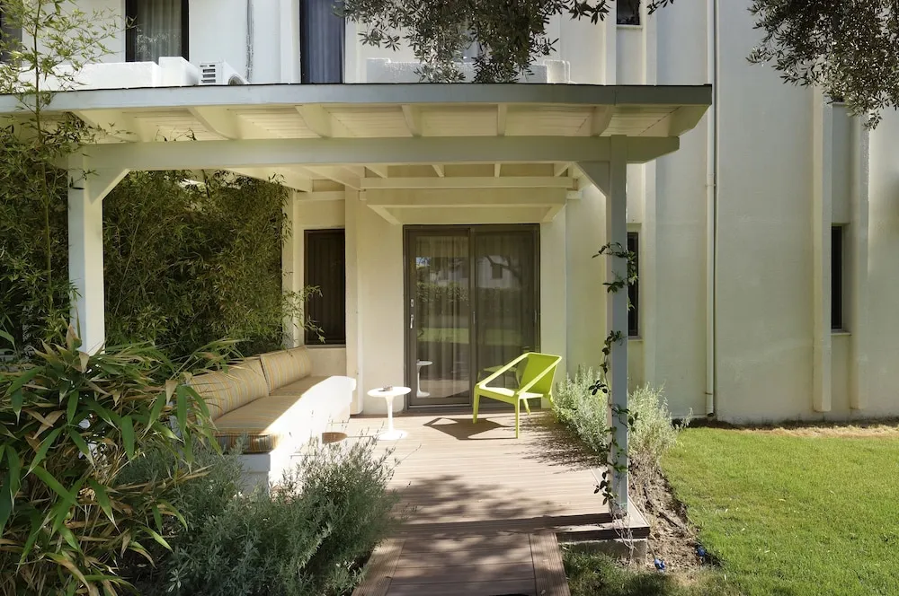 Tek Kişilik Oda, Bahçeli