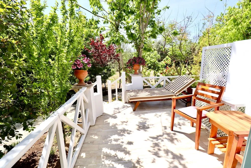Tek Büyük Yataklı Oda, Veranda, Bahçe Manzaralı