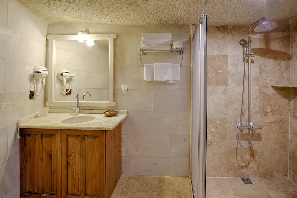 Cave Suite, Hill View