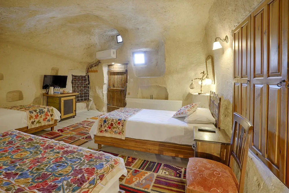 Cave Suite, Hill View