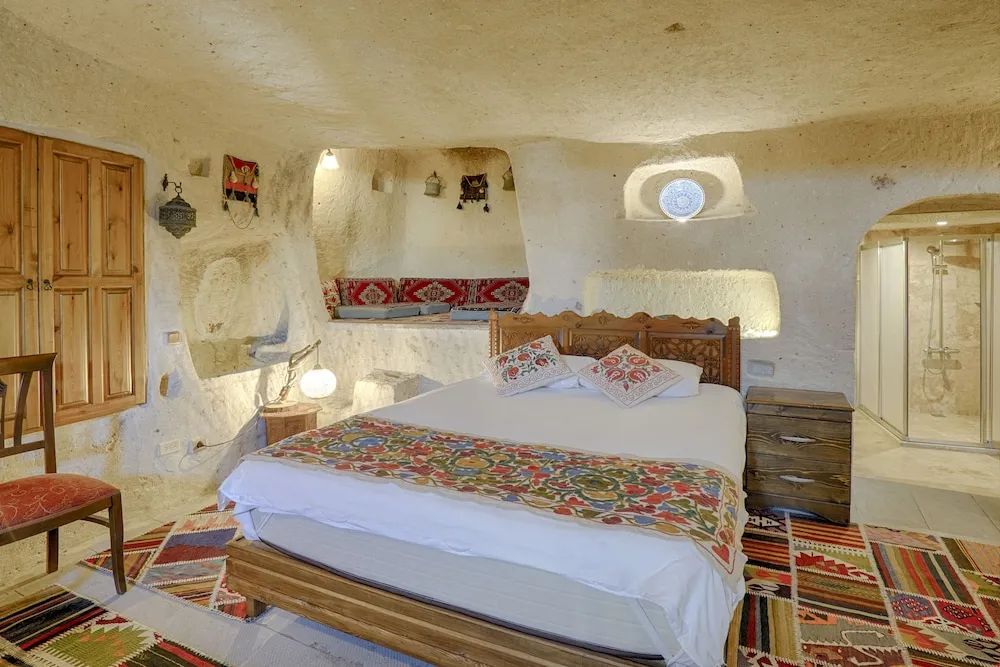 Cave Suite, Hill View