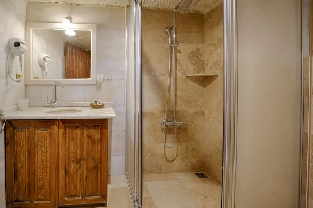 Standard Üç Kişilik Oda, Avlu Manzaralı