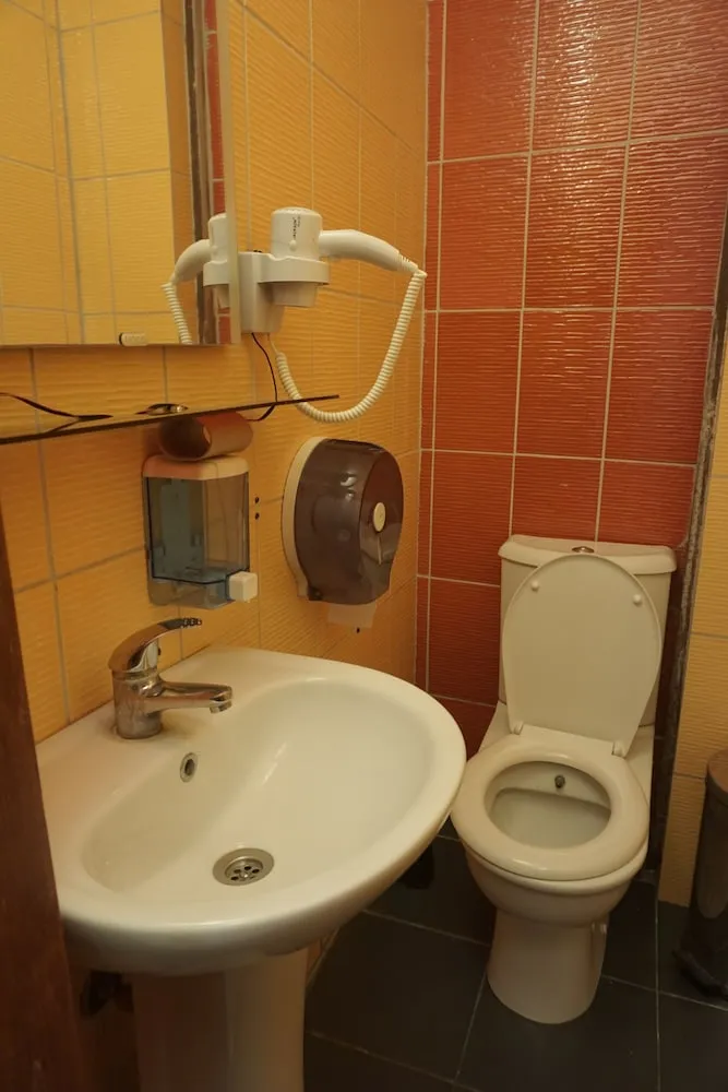 Üç Kişilik Oda, Ortak Banyo