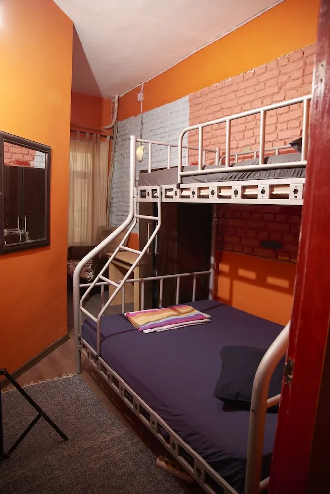 İki Ayrı Yataklı Oda, Ortak Banyo