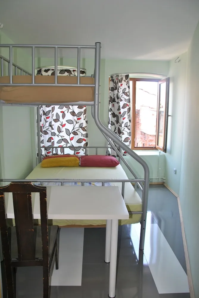 İki Ayrı Yataklı Oda, Ortak Banyo