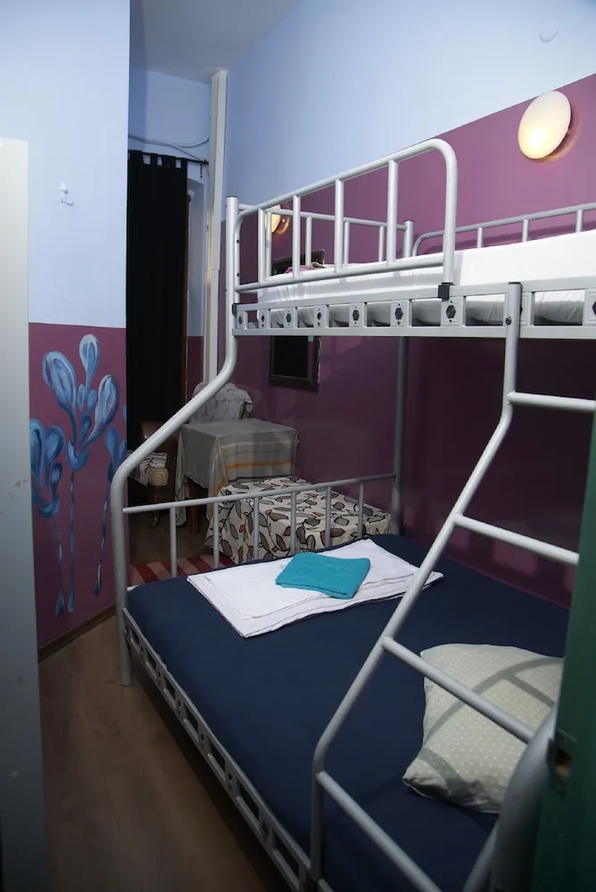 İki Ayrı Yataklı Oda, Ortak Banyo