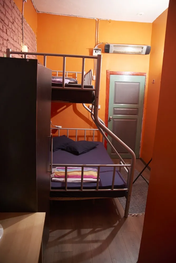 İki Ayrı Yataklı Oda, Ortak Banyo
