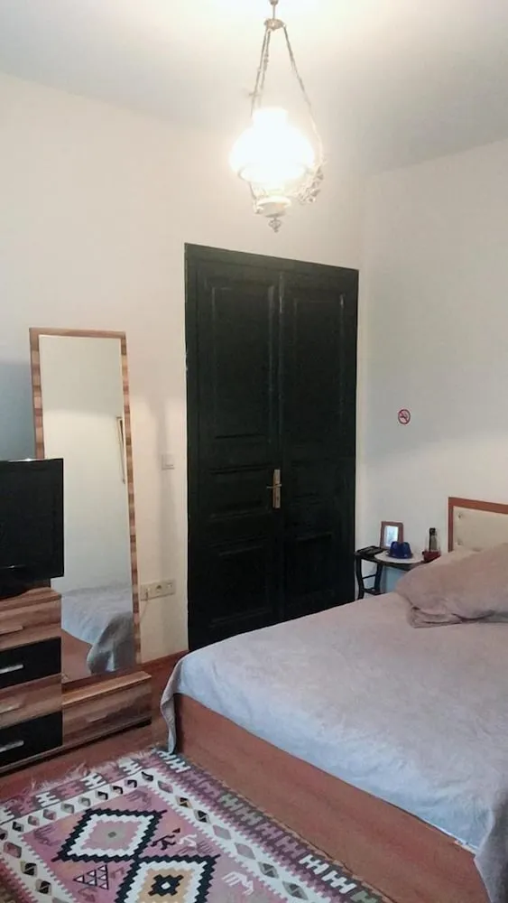 Tek Büyük veya İki Ayrı Yataklı Oda (Shared Balcony)