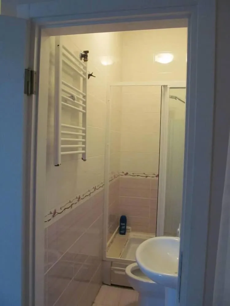 Tek Büyük veya İki Ayrı Yataklı Oda (Shared Balcony)
