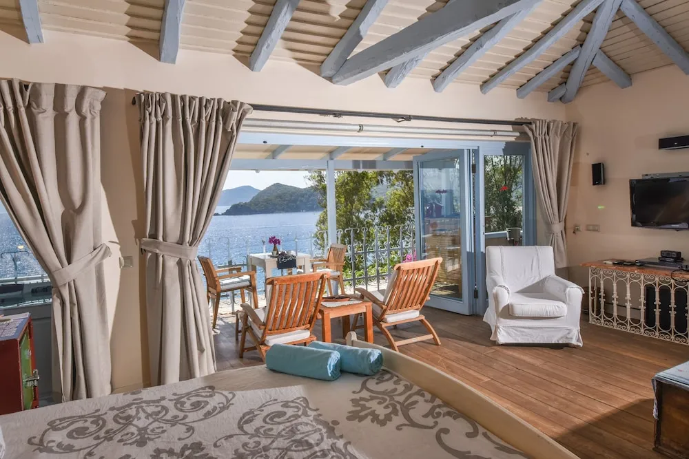 Deluxe Room with Private Terrace and Jacuzzi