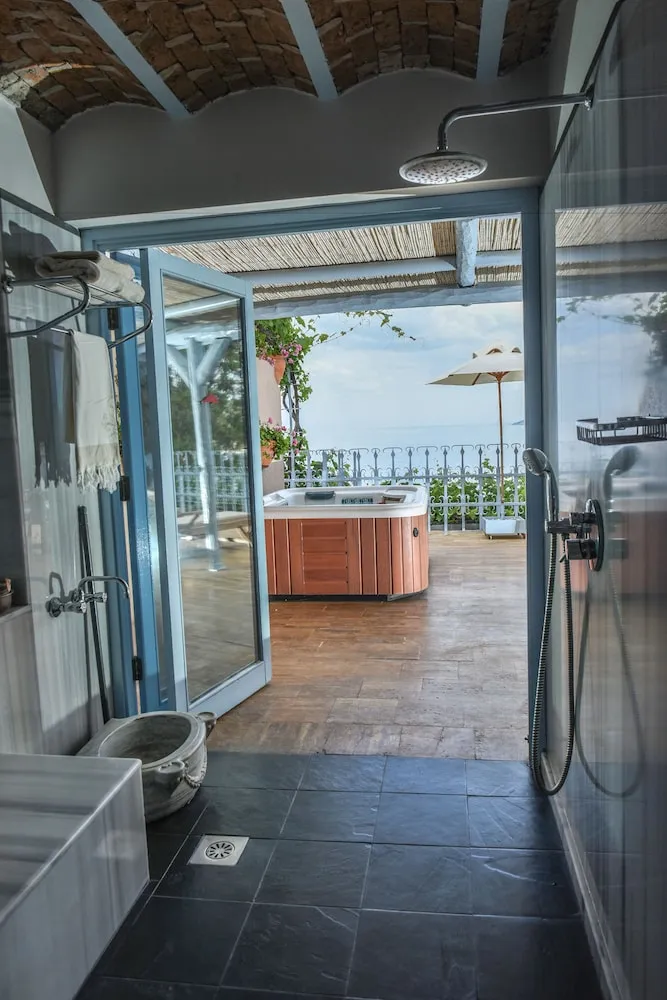 Suite with Jacuzi and Private Terrace