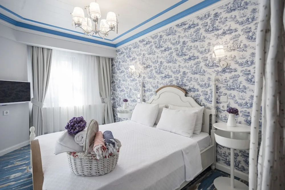 Deluxe Tek Büyük Yataklı Oda, Özel Banyo, Bahçe Manzaralı