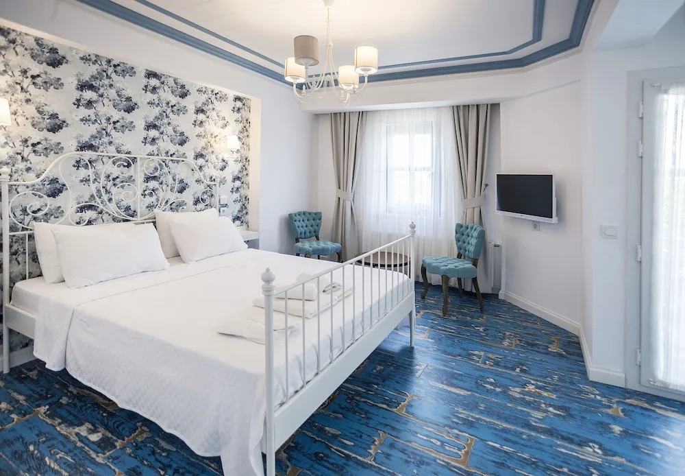 Deluxe Tek Büyük Yataklı Oda, Balkon, Kısmi Deniz Manzaralı
