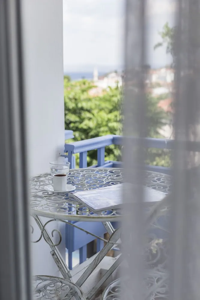 Deluxe Tek Büyük Yataklı Oda, Balkon, Kısmi Deniz Manzaralı