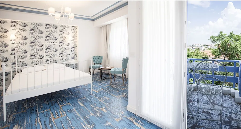 Deluxe Tek Büyük Yataklı Oda, Balkon, Kısmi Deniz Manzaralı