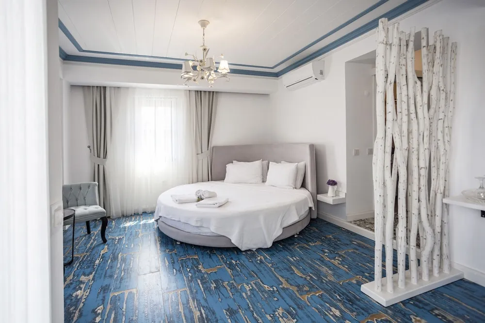 Deluxe Tek Büyük Yataklı Oda, Balkon, Kısmi Deniz Manzaralı