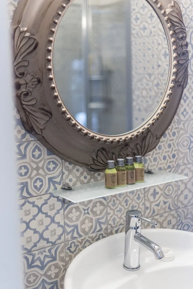 Deluxe Tek Büyük Yataklı Oda, Balkon, Kısmi Deniz Manzaralı