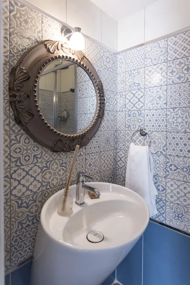 Deluxe Tek Büyük Yataklı Oda, Balkon, Kısmi Deniz Manzaralı
