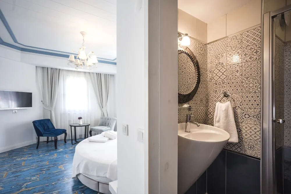 Deluxe Tek Büyük Yataklı Oda, Balkon, Kısmi Deniz Manzaralı