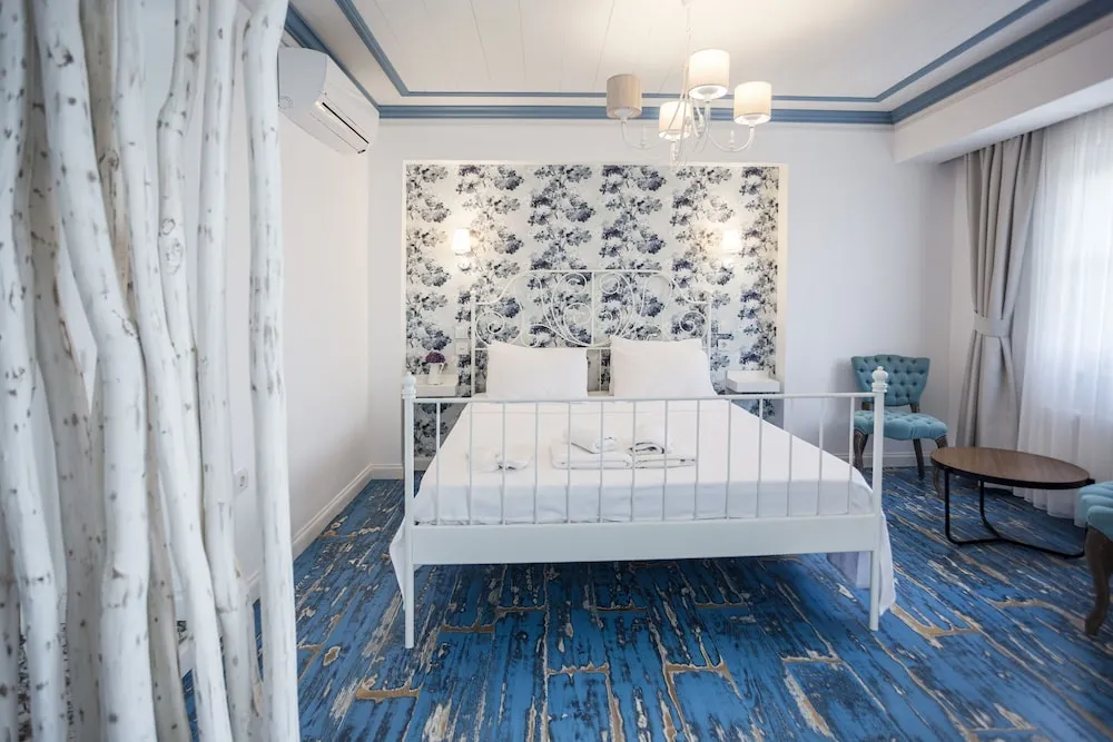 Deluxe Tek Büyük Yataklı Oda, Balkon, Kısmi Deniz Manzaralı