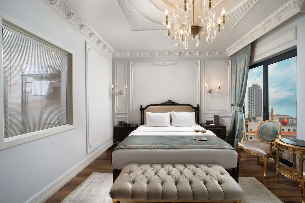 Superior King Room City View