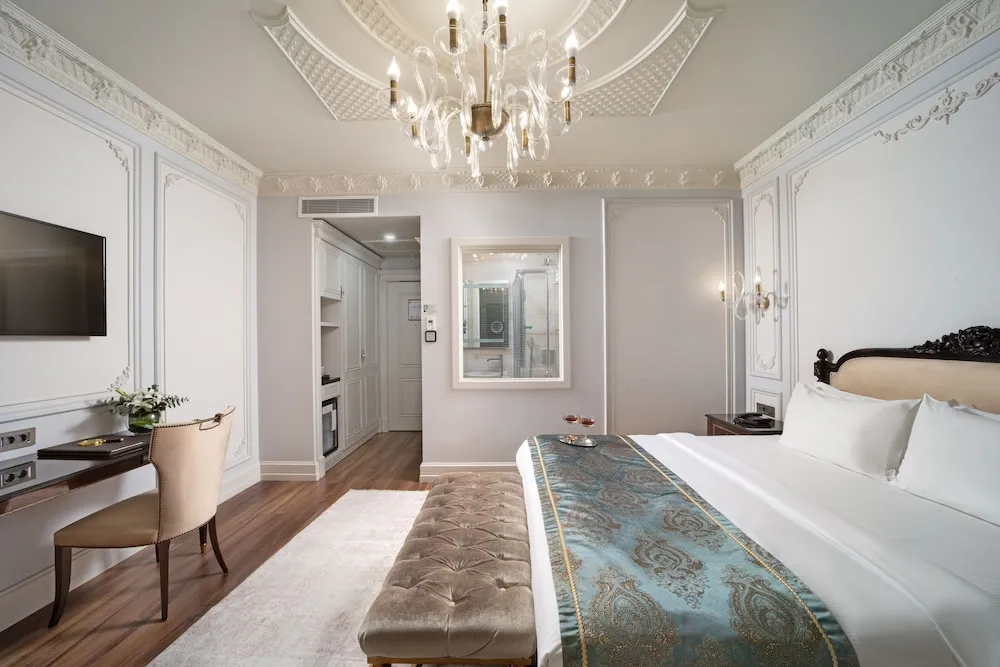 Superior King Room City View