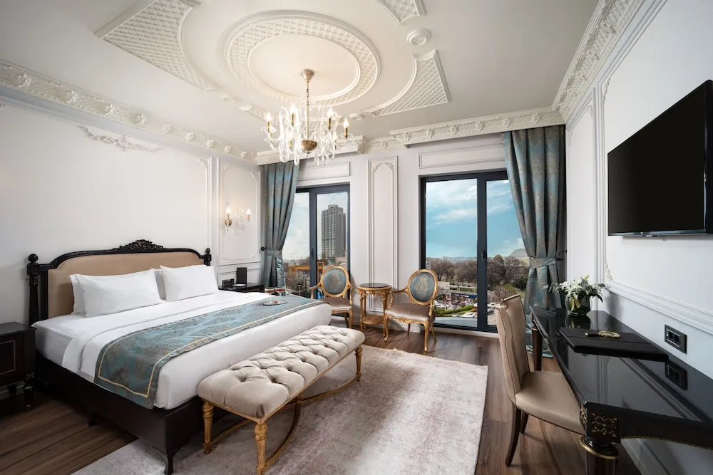 Superior King Room City View