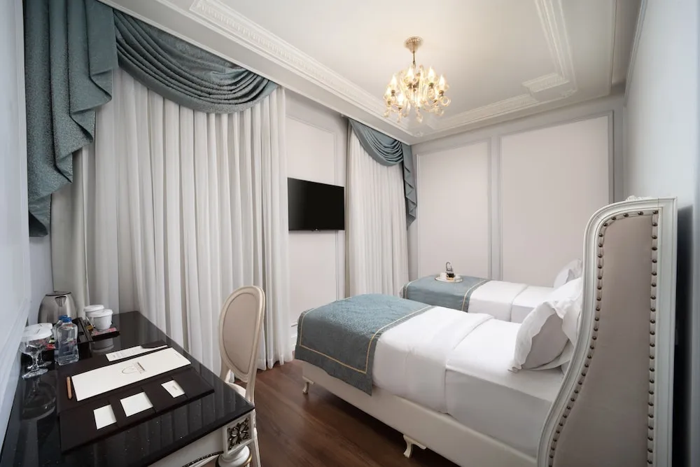 Classic Twin Room City View