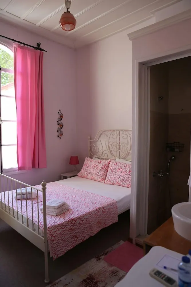 Tek Büyük Yataklı Oda, 1 Çift Kişilik Yatak (Pink)