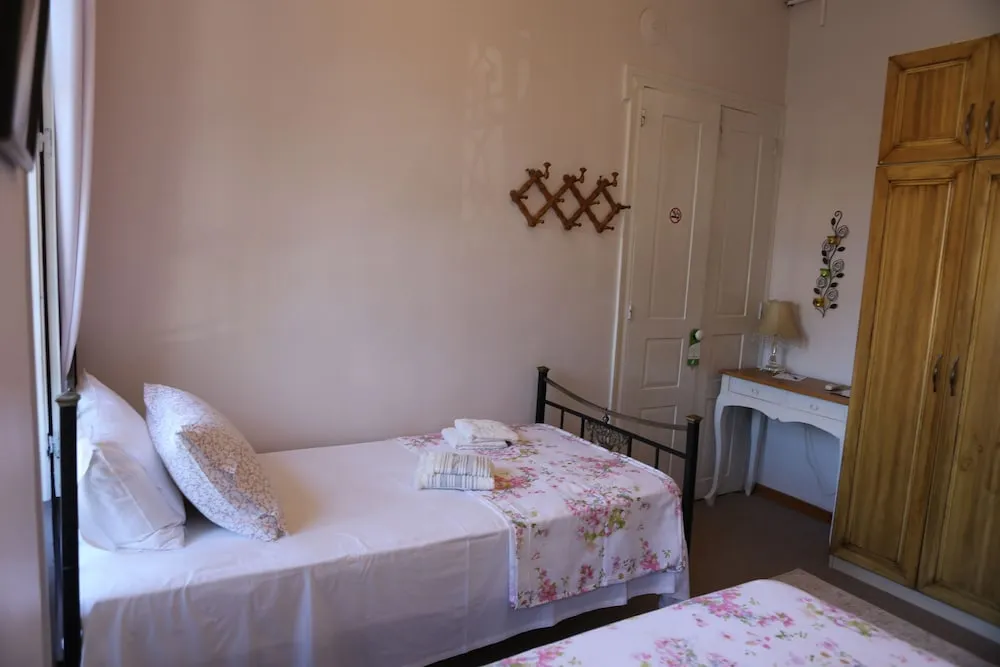 Family Üç Kişilik Oda, Birden Çok Yatak, Şehir Manzaralı, Zemin Kat (White)