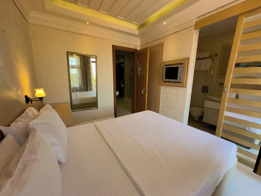 Deluxe Tek Büyük Yataklı Oda, Balkon, Deniz Manzaralı