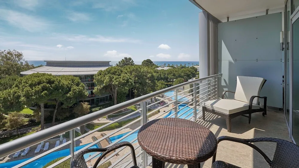 Superior Oda, Kısmi Deniz Manzaralı (2 adults and 2 children)