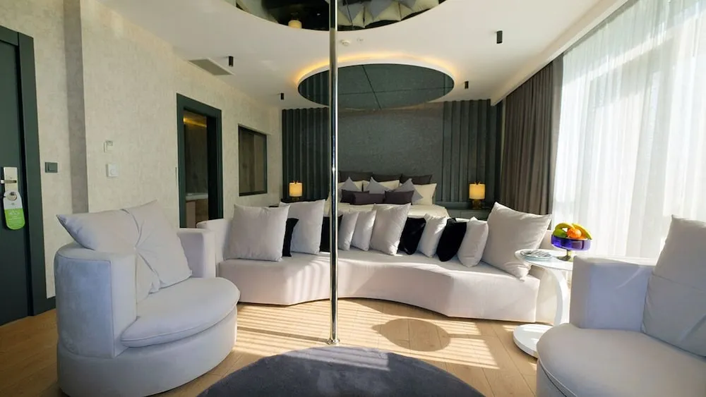 Junior Süit, Balkon