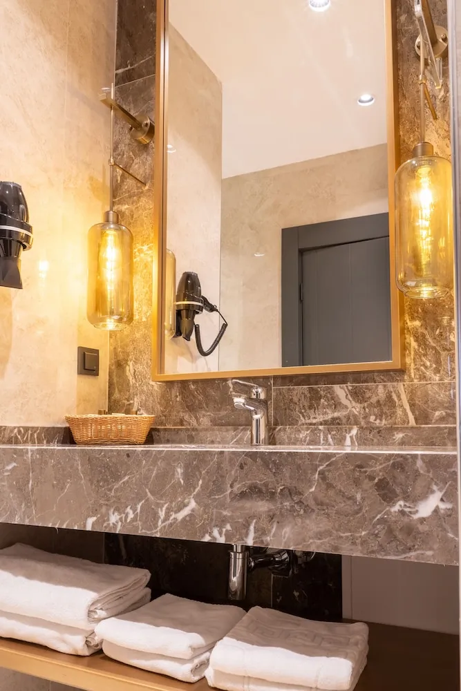 Junior Süit, Balkon