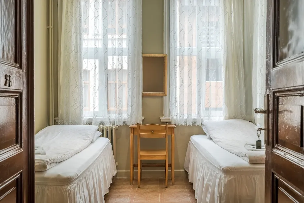 Standard Tek Büyük veya İki Ayrı Yataklı Oda, Ortak Banyo