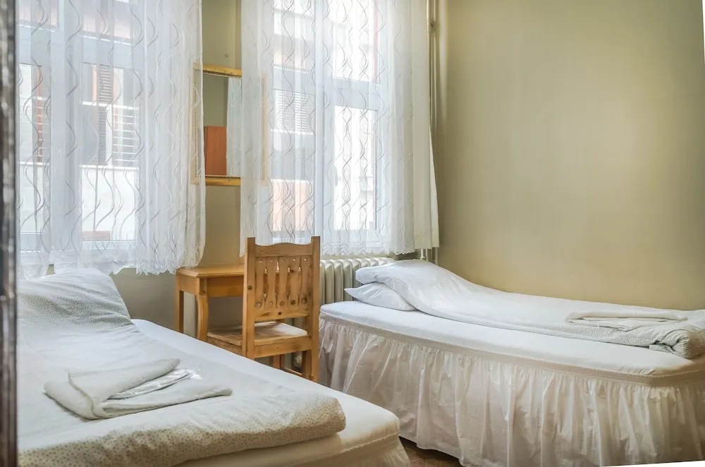 Standard Tek Büyük veya İki Ayrı Yataklı Oda, Ortak Banyo