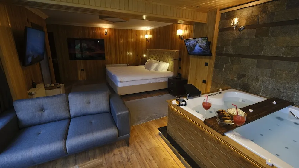 Corner Suite with Jacuzzi and Fireplace
