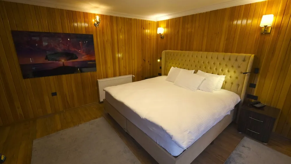 Corner Suite with Jacuzzi and Fireplace