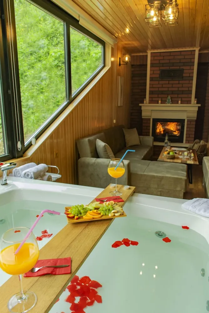 Queen Suite, Fireplace, Waterfall View, Jakuzi