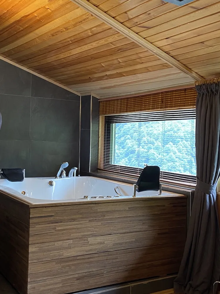 Deluxe Tek Büyük Yataklı Oda,Jakuzili,Şelale Manzaralı