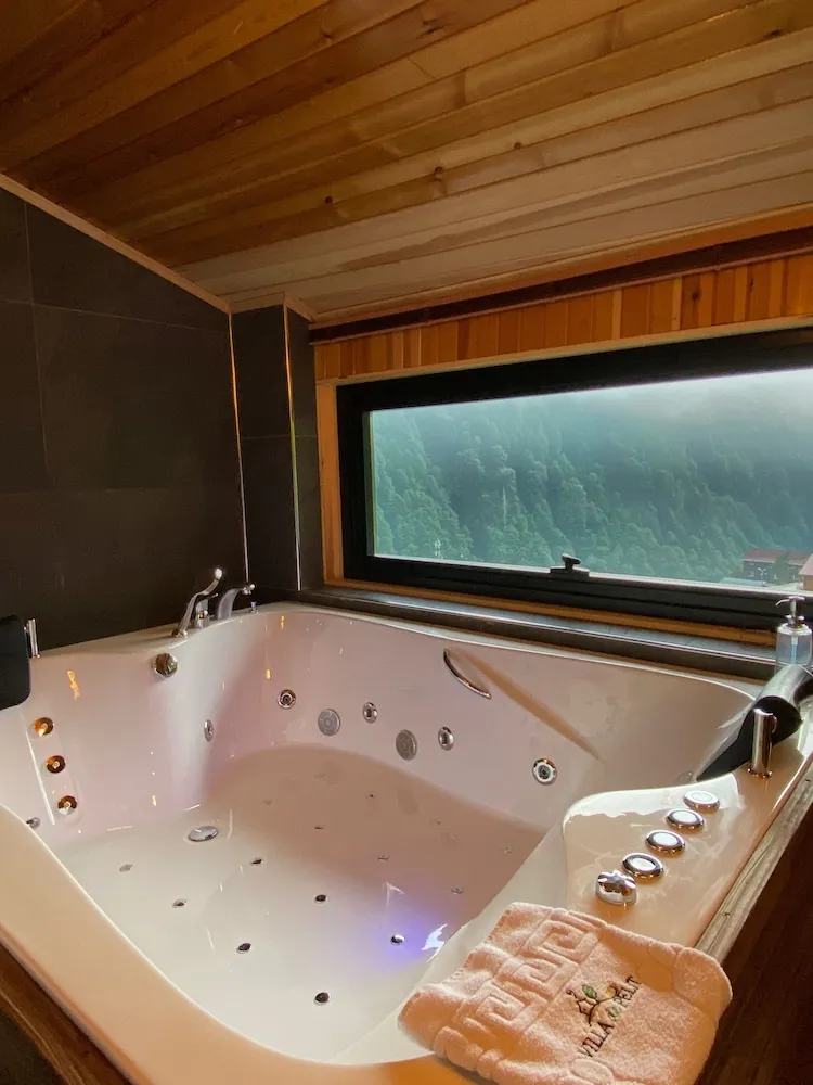 Deluxe Tek Büyük Yataklı Oda,Jakuzili,Şelale Manzaralı