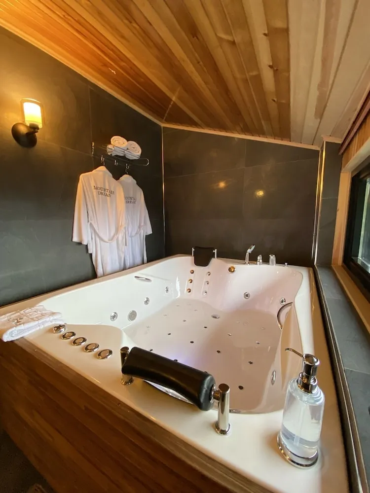 Deluxe Tek Büyük Yataklı Oda,Jakuzili,Şelale Manzaralı