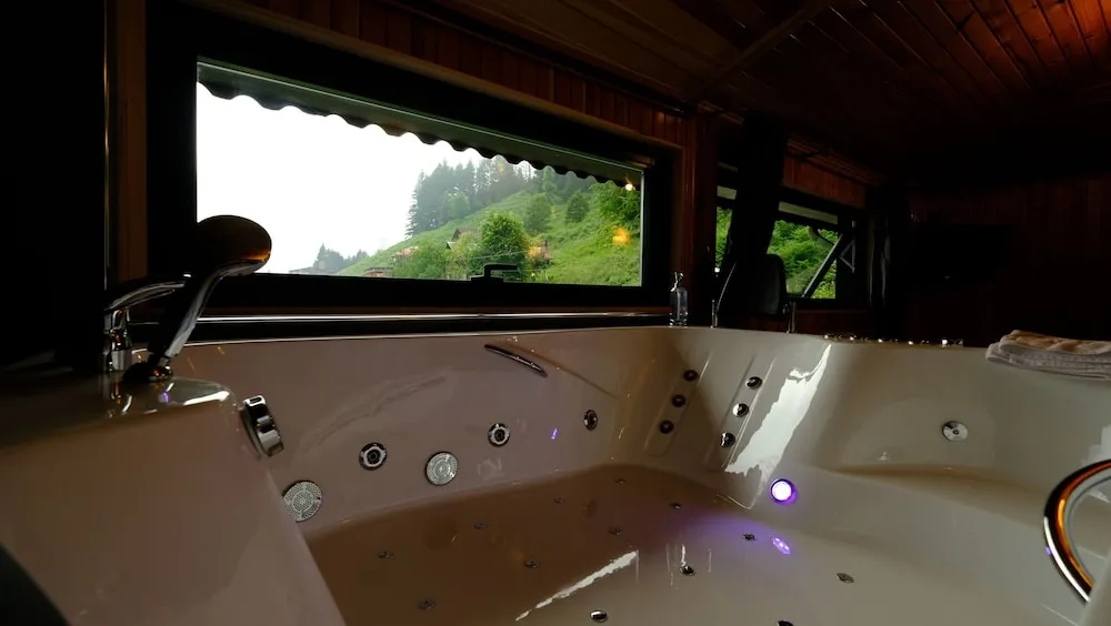 Deluxe Tek Büyük Yataklı Oda,Jakuzili,Şelale Manzaralı