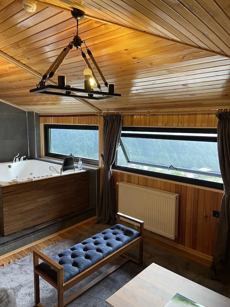 Deluxe Tek Büyük Yataklı Oda,Jakuzili,Şelale Manzaralı