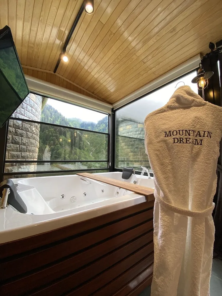 Royal Suite, Fireplace, Waterfall View, Jakuzi