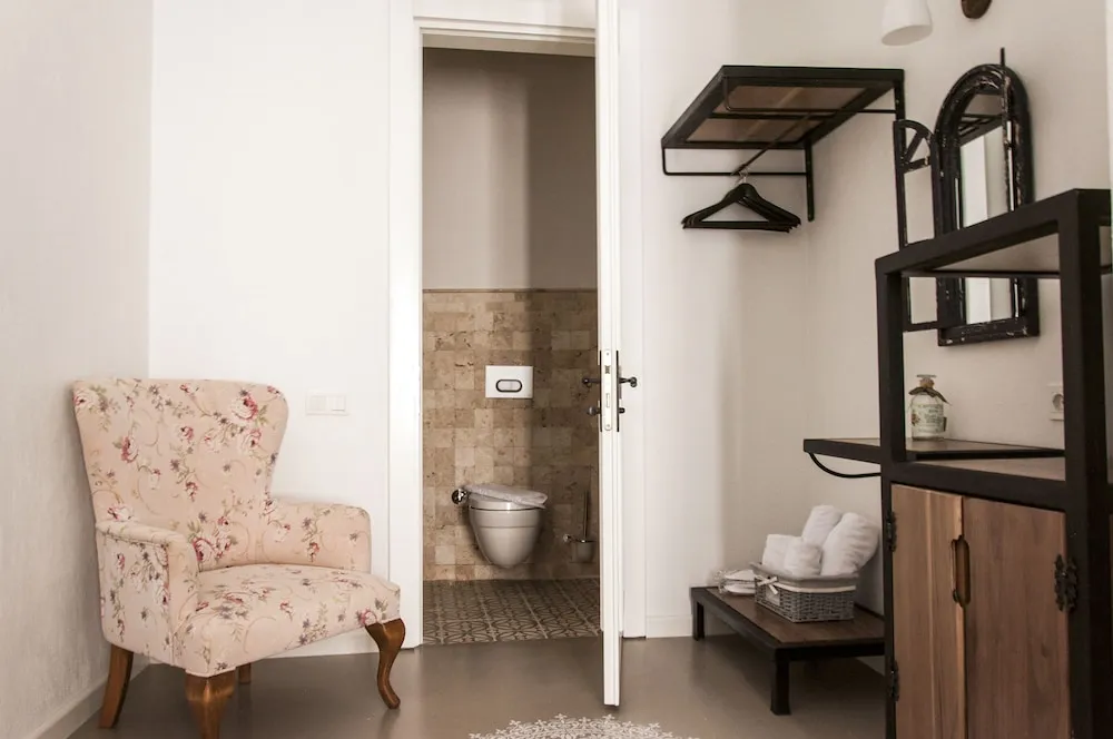 Deluxe Tek Büyük Yataklı Oda, 1 Çift Kişilik Yatak, Bahçe Manzaralı, Avlu
