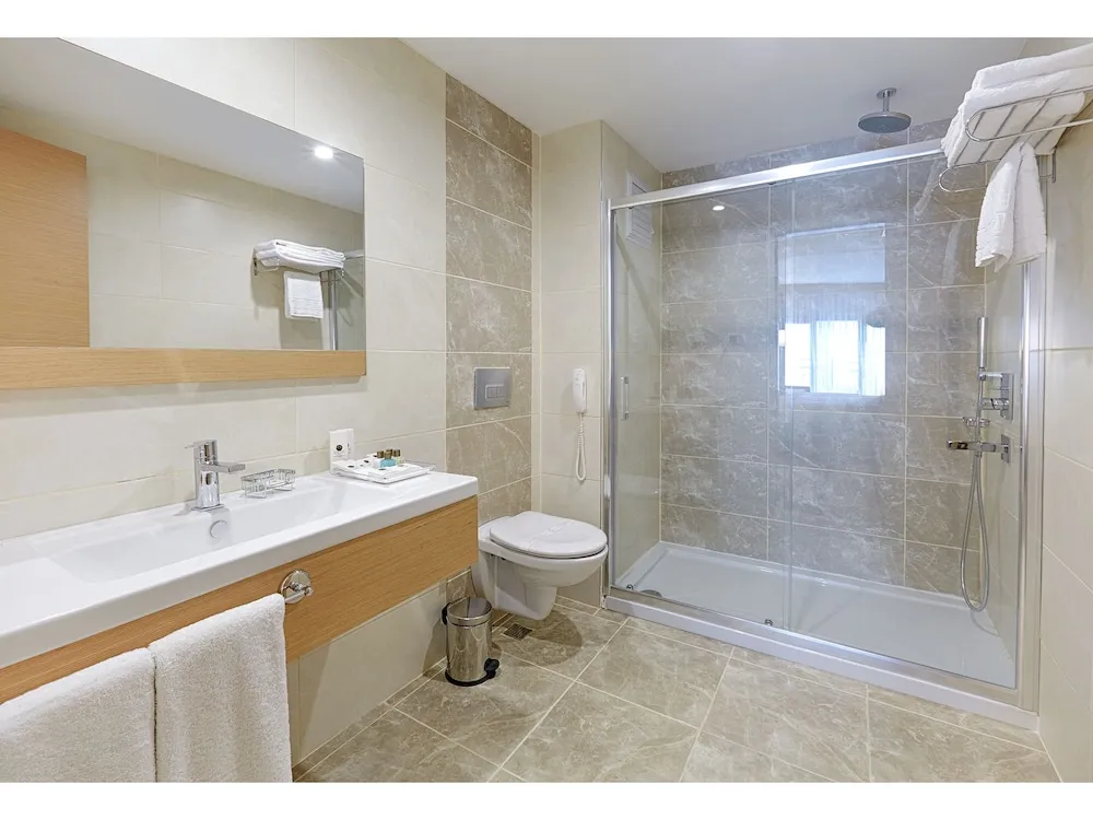 Süit, 1 En Büyük (King) Boy Yatak ve Çekyat, Balkon, Köşe