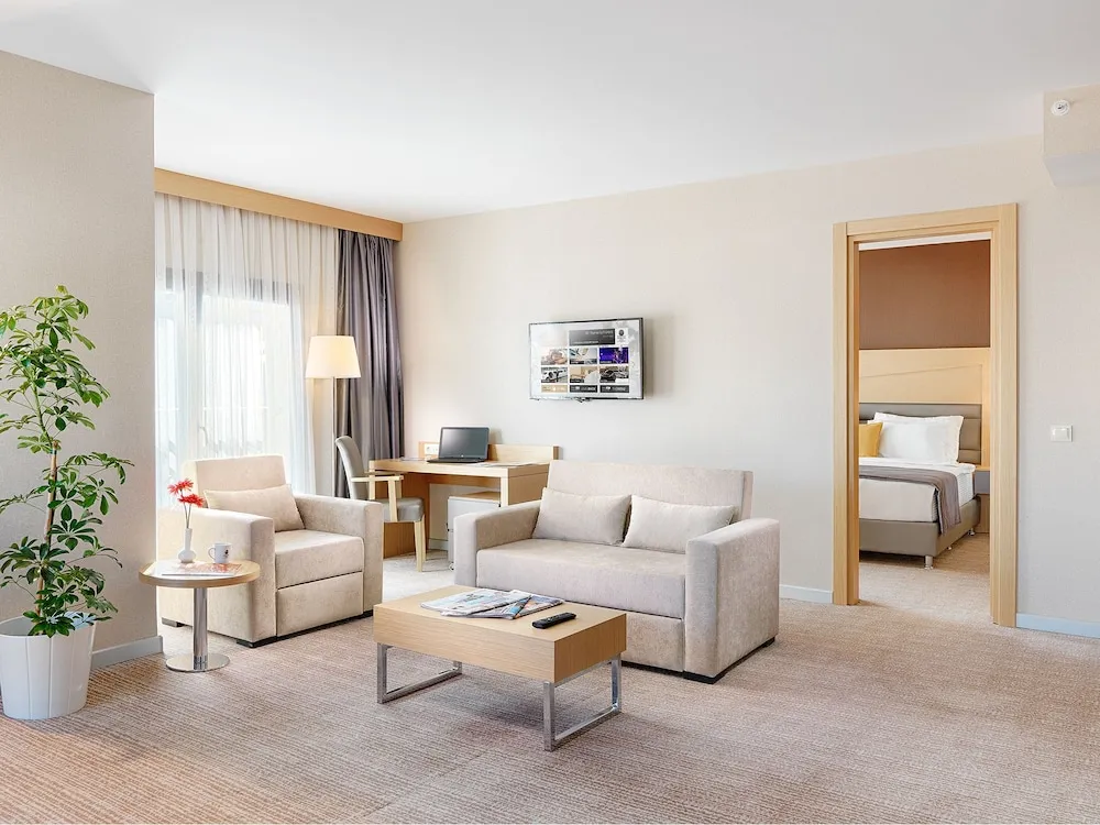 Süit, 1 En Büyük (King) Boy Yatak ve Çekyat, Balkon, Köşe
